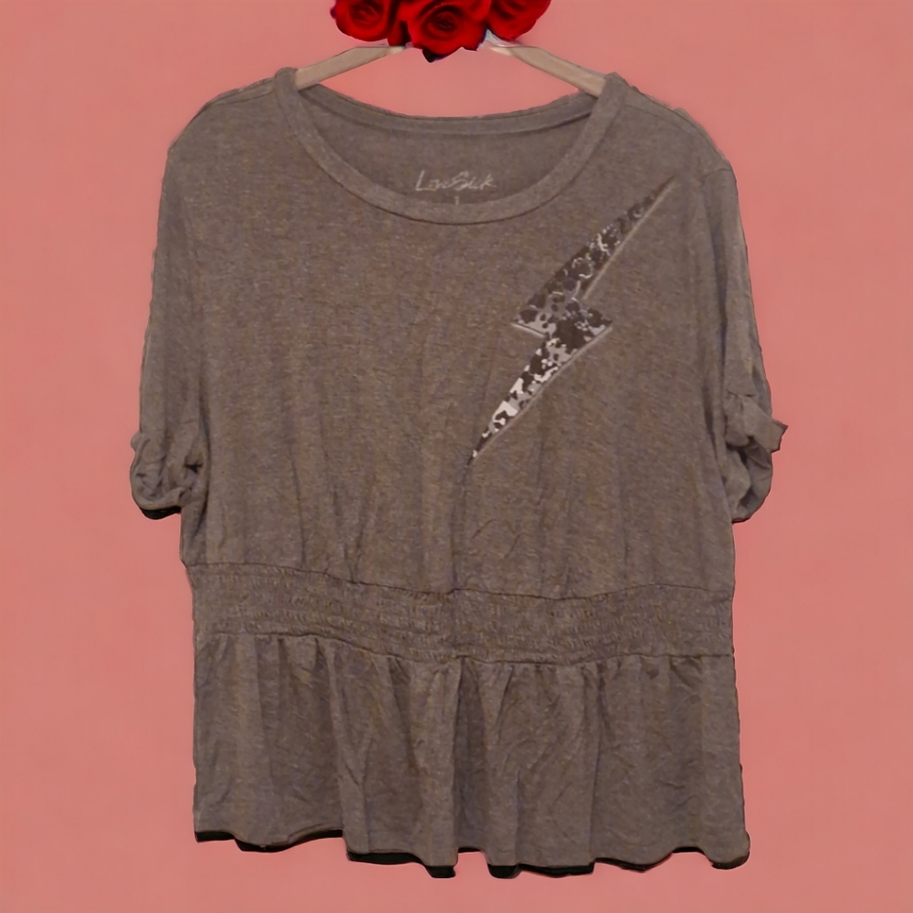 Torrid Lovesick Size 1 grey lightning bolt shirt